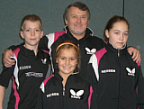 Coach Vladimir Kaprov mit Tom Schmidt, Sarah Grede und Janina Ciepluch
